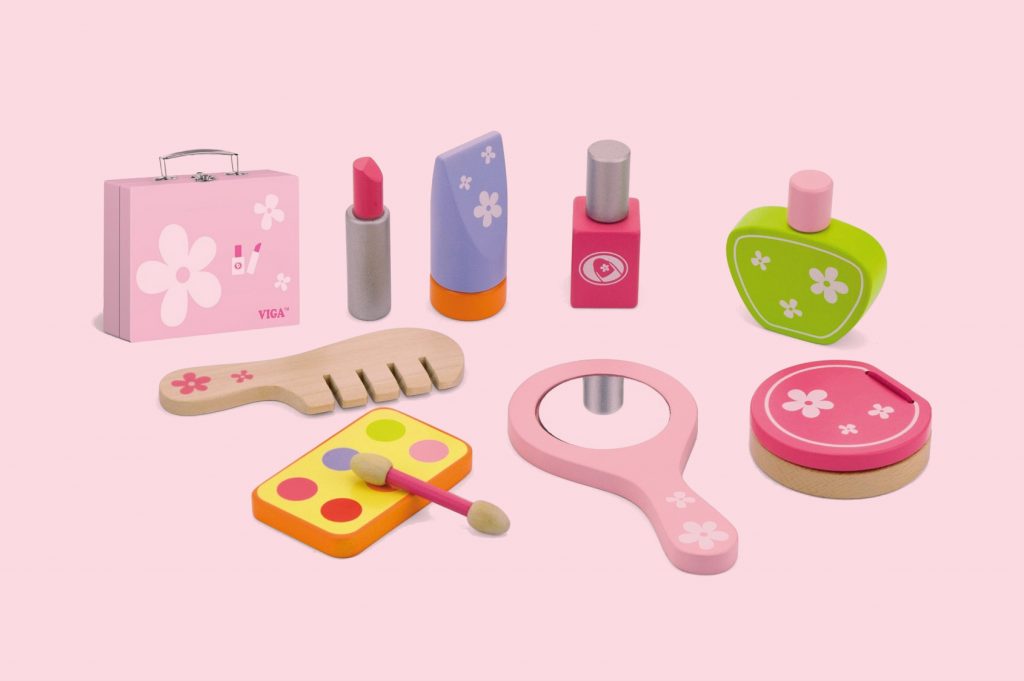 Coisa de criança – cuidados na hora de permitir que os pequenos usem cosméticos
